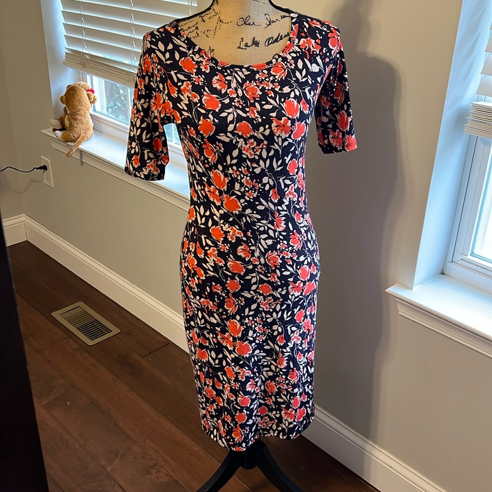 NWT Julia LulaRoe Dress. Size XS. Tons of stretch. Floral classy flattering